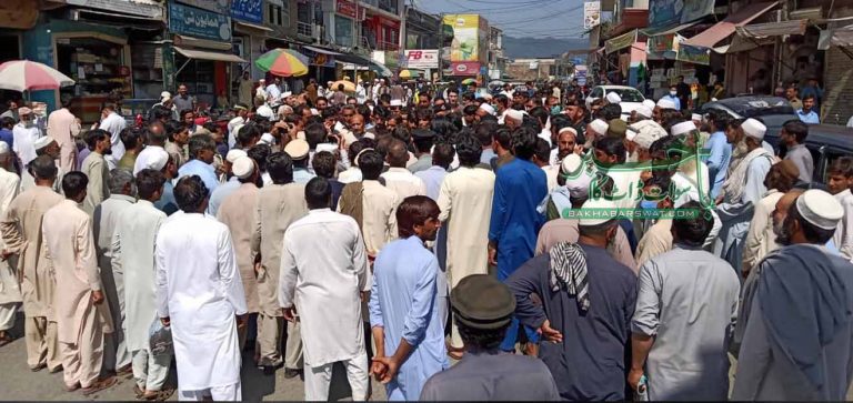 مٹہ دندنئی روڈ میں مبینہ طور پر ناقص میٹریل استعمال کیے جانے کے خلاف مظاہرہ