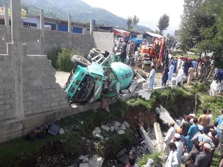 چپریال بلکاری، ڈمپر الٹنے سے باپ بیٹا جاں بحق، ایک شخص زخمی