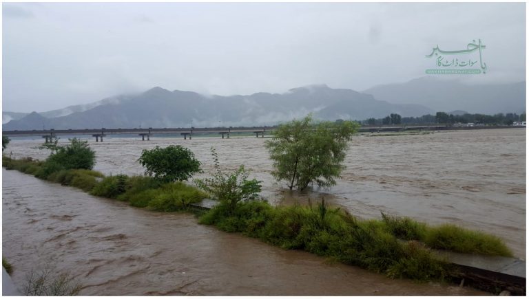 دریائے سوات میں طغیانی،کانجو پل کے قریب بجلی کھمبے موجوں کی نذر
