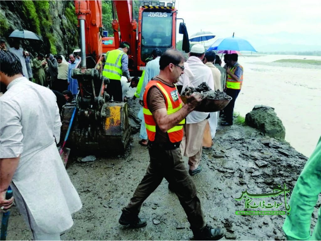 فضاگٹ، دریا کنارے پہاڑی تودہ گرنے سے روڈ بند، ٹریفک معطل