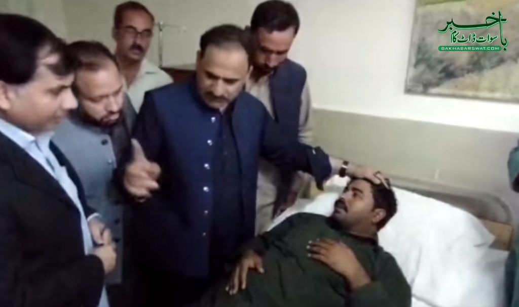 تحریک انصاف جلسہ، پویلین کی چھت گرنے سے18افراد زخمی