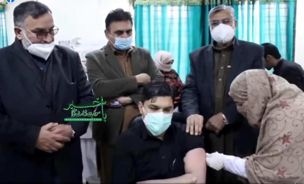 سوات، کورونا ویکسین طبی عملے کو لگانے کے عمل کا آغاز کر دیا گیا