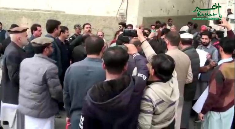 نیوز چینل اور اخبارات کے نمائندوں کا سوات پریس کلب کے خلاف مظاہرہ