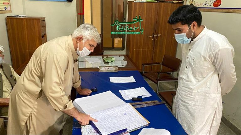 وزیر اعلیٰ محمود خان کا بغیر پروٹوکول سوات کا دورہ، بازاروں کا معائنہ