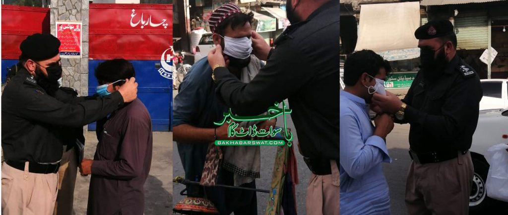 چارباغ، پولیس کی جانب سے عوام میں ماسک تقسیم
