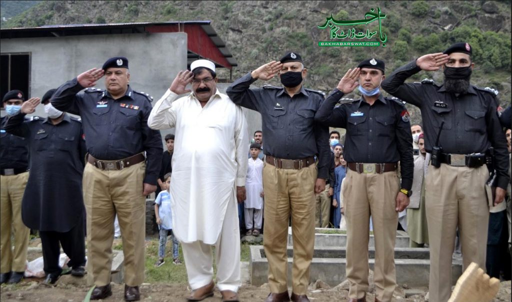 ڈیوٹی کے دوران جاں بحق ہونے پولیس اہلکار کی قبر پر افسران کی حاضری