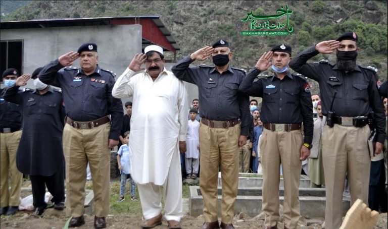 ڈیوٹی کے دوران جاں بحق ہونے پولیس اہلکار کی قبر پر افسران کی حاضری