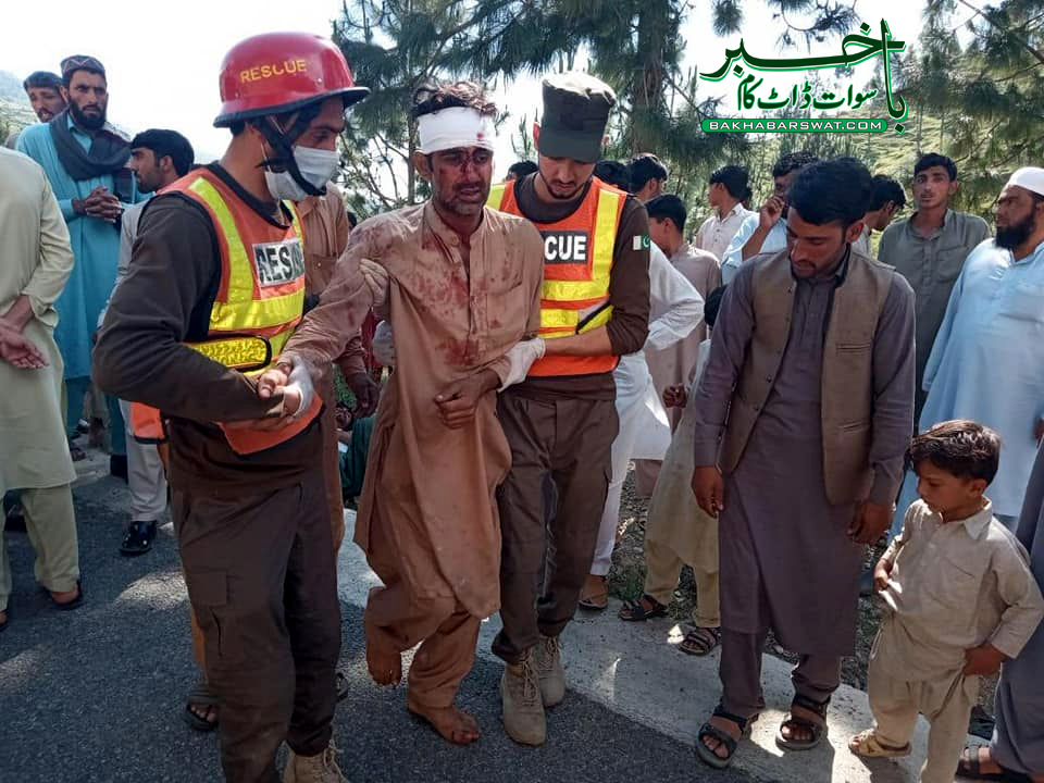 چارباغ، پک اَپ کھائی میں گرگئی، 8افراد شدید زخمی