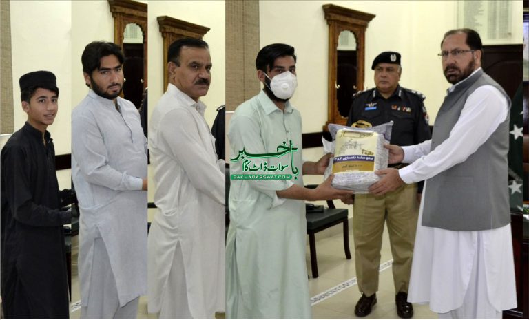 ڈی پی او سوات کے ہاتھوں پولیس شہدا کے بچوں میں تحائف تقسیم