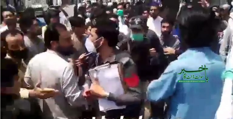 پولیس پر مٹر فروش کے برتن پھینکنے کا الزام، کبل تاجر برادری کا احتجاج