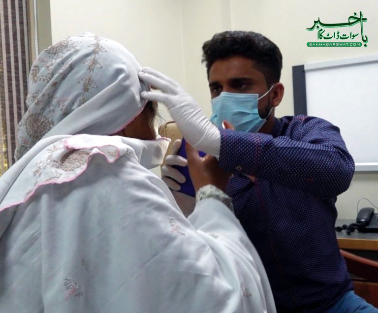 سوات، نجی ہسپتال میں فری میڈیکل آئی کیمپ میں بیسیوں مریضوں کا معائنہ