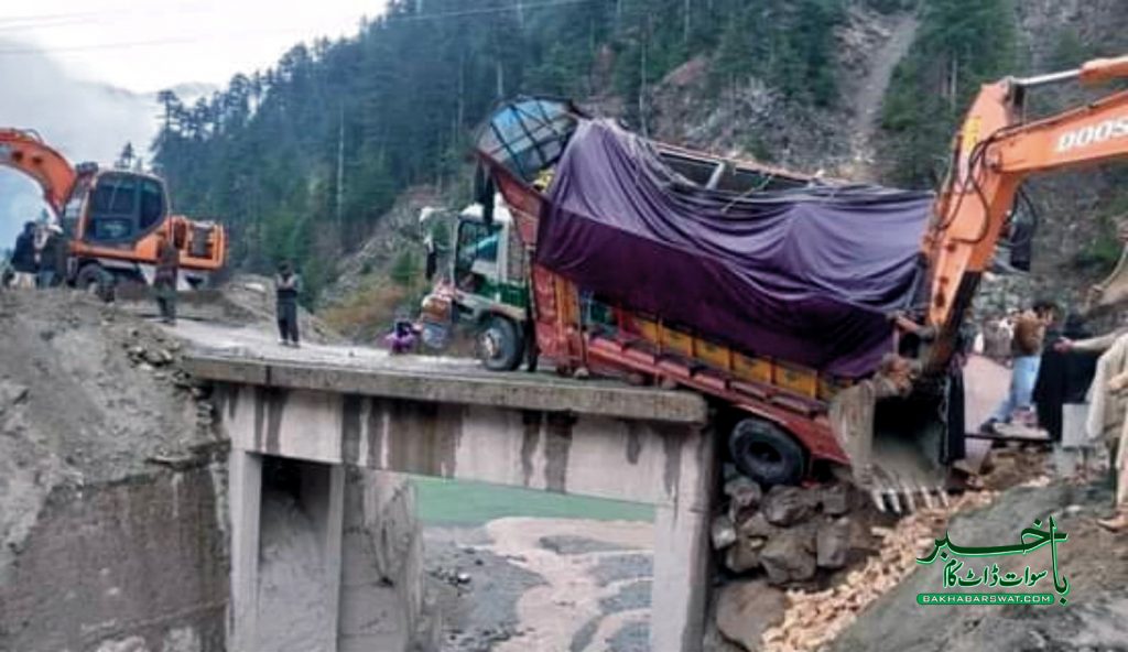 کالام روڈ، نامکمل پلوں کی وجہ سے ایک اورٹرک حادثہ کا شکار