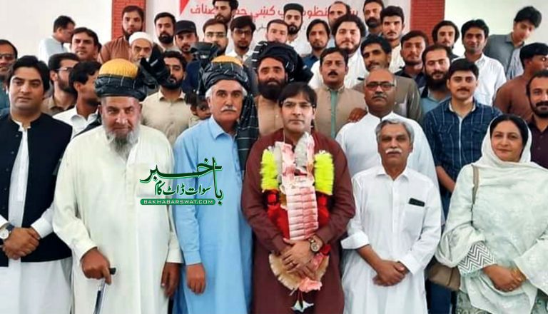 سوات،ممتاز گلوکار اور شاعر کرن خان نے پی ایچ ڈی مکمل کرلی