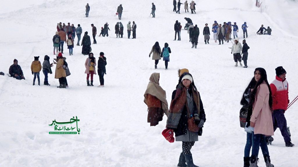 سانحہ مری کے بعد برف باری دیکھنے سیاحوں نے سوات کا رُخ کرلیا