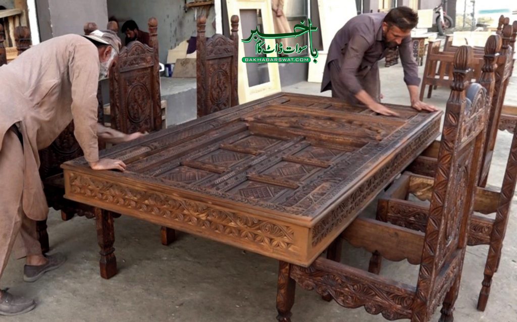 سوات، ہاتھ سے کندہ کیے گئے روایتی فرنیچر کی مانگ میں اضافہ
