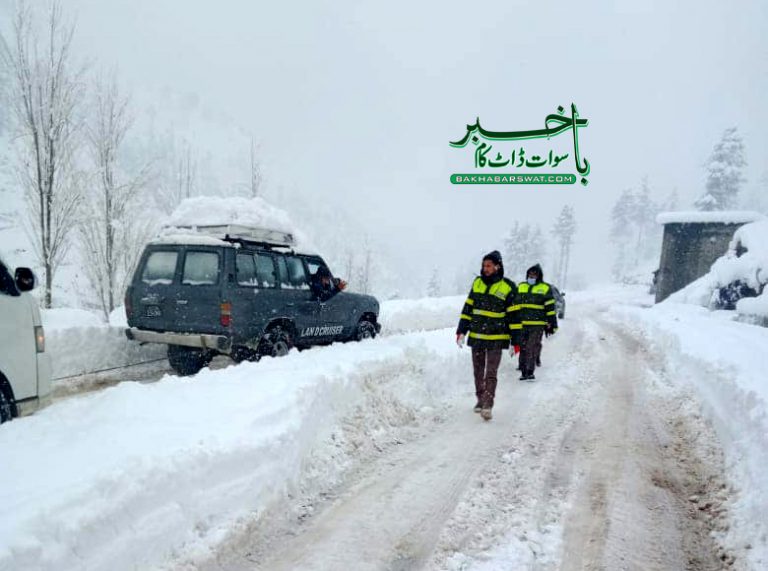 سوات، شدید برف باری کے بعد انتظامیہ سڑکوں سے برف ہٹانے میں مصروف