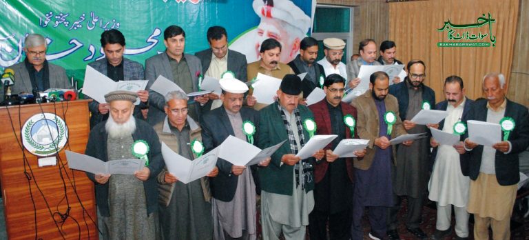 صحافی قلم کے ذریعے ہمیں ہماری کمیوں سے آگاہ کریں، وزیر اعلیٰ محمود خان