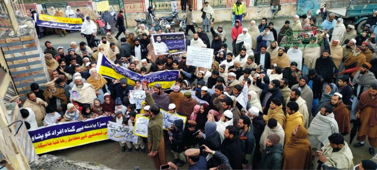 سوات، لاپتہ ہونے والے افراد کے اہل خانہ کا بچوں اور خواتین کے ہمراہ مظاہرہ