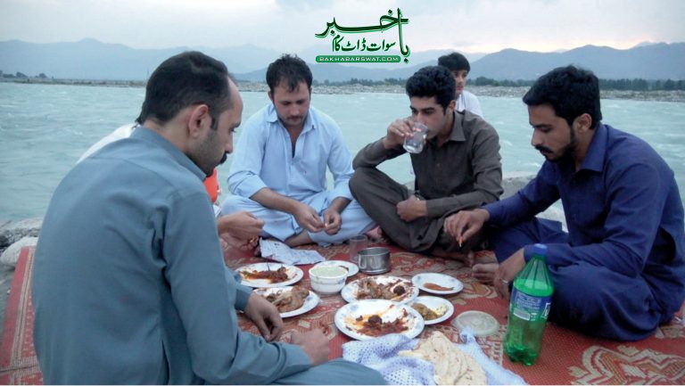 دریائے سوات کے کنارے لوگوں کی جانب سے اِفطار کا سلسلہ جاری
