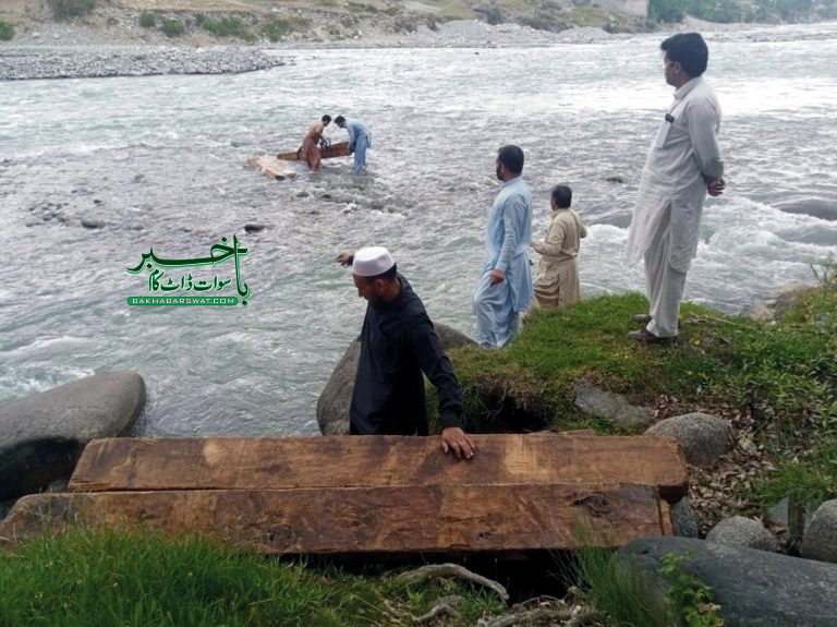 محکمہئ جنگلات سوات کی کارروائی، دریا کے راستے سمگل ہونے والا ٹمبر پکڑ لیا