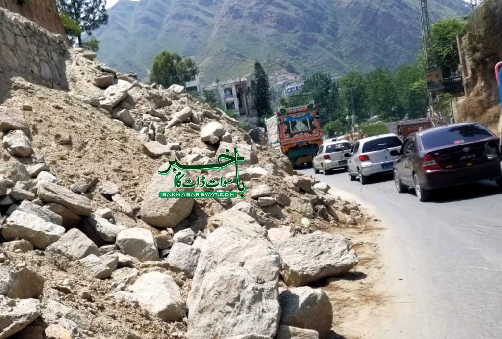 فضاگٹ، آرمی ریسٹ ہاؤس کے ساتھ روڈ پر پڑا ملبہ پریشانی کا سبب