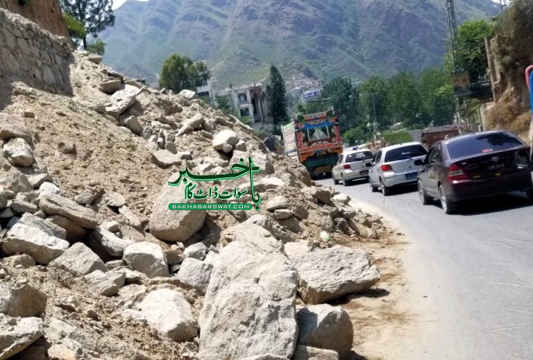 فضاگٹ، آرمی ریسٹ ہاؤس کے ساتھ روڈ پر پڑا ملبہ پریشانی کا سبب