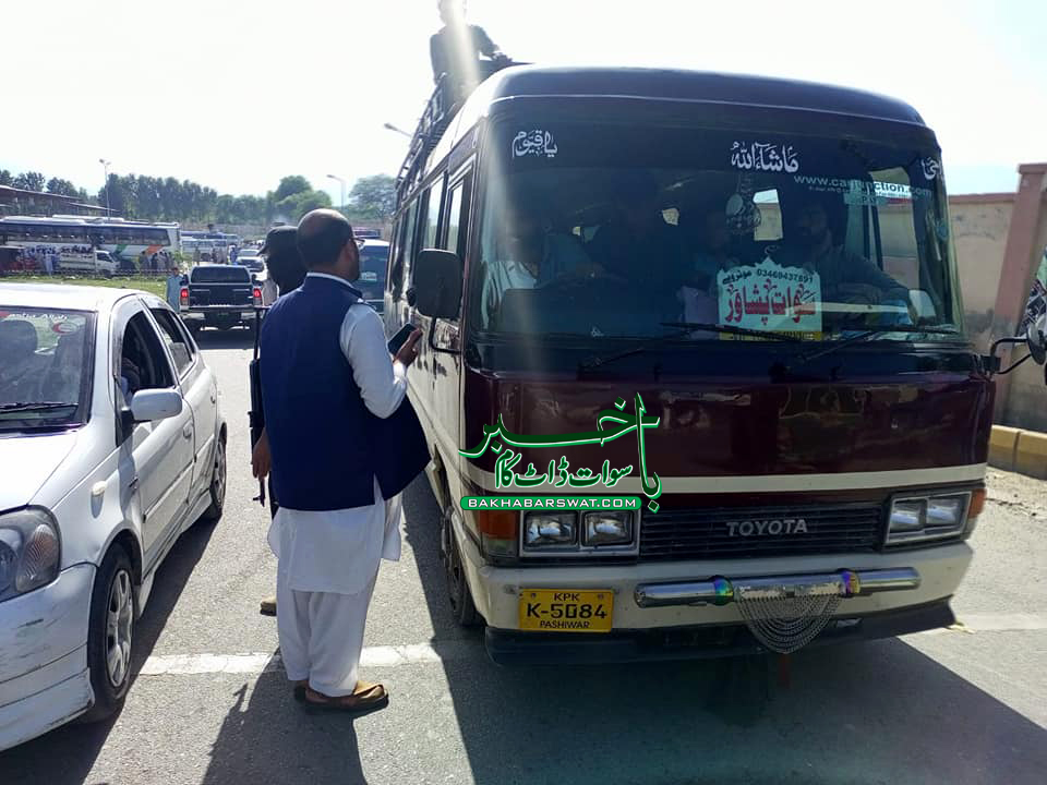 اسسٹنٹ کمشنر ان ایکشن، زیادہ کرایہ وصول کرنے والے ڈرائیور جرمانہ