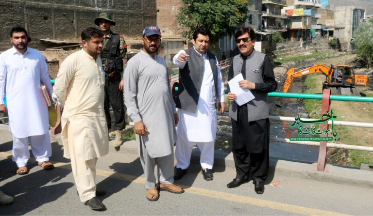 کمشنر ملاکنڈ ڈویژن شوکت علی یوسف زئی کا بازار کا دورہ