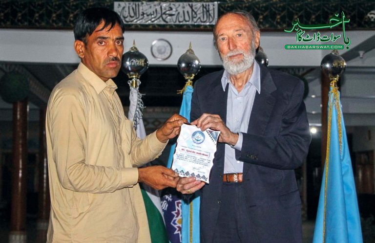 مانکیال چوٹی سر کرنے والوں میں البرٹو پنیلی کے ہاتھوں اسناد تقسیم