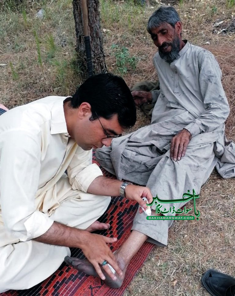 سوات، جھلسنے کے باوجود رضاکار آگ بجھاتا رہا