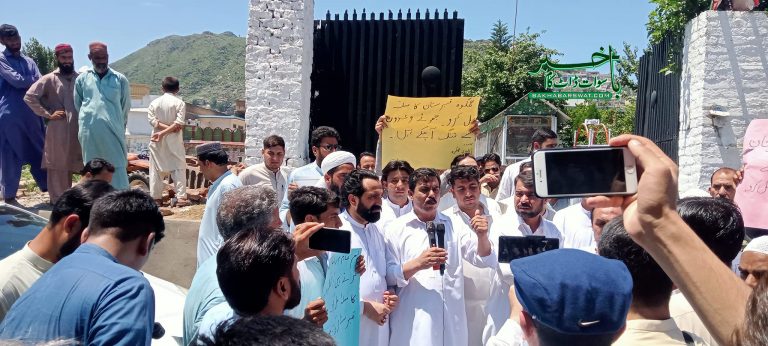 مینگورہ میں قبرستان کے لئے مقامی ایم پی اے کے گھر کے سامنے مظاہرہ