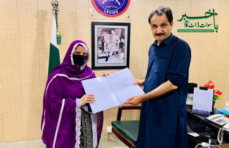 لیڈی سرجن ڈاکٹر کو ضلعی انتظامیہ کی جانب سے تعریفی سند سے نوازا گیا