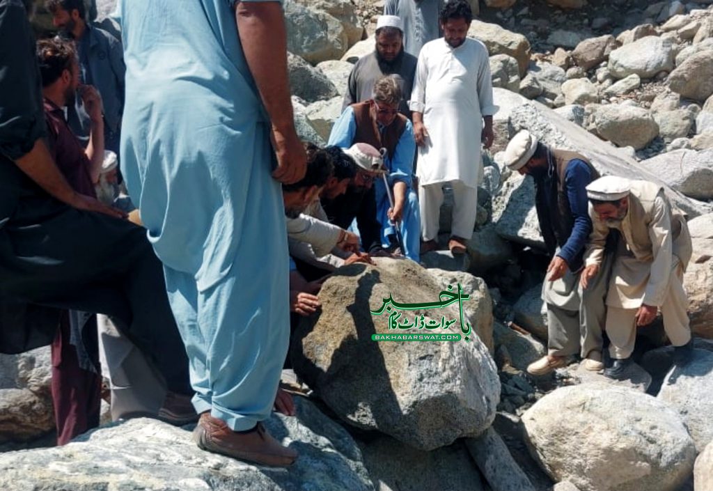 کالام سے سیاحوں کو نہ نکالا جاسکا، لوگوں نے نکل کر سڑک کی بحالی کا کام شروع کردیا