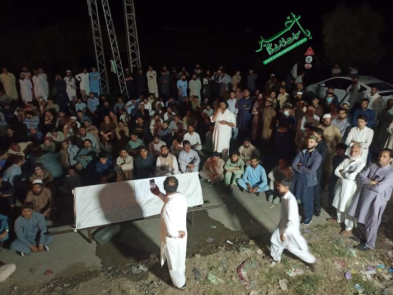 اہلِ چارباغ کا وین ڈرائیور کی لاش مینگورہ، خوازہ خیلہ شاہراہپر رکھ کر دھرنا