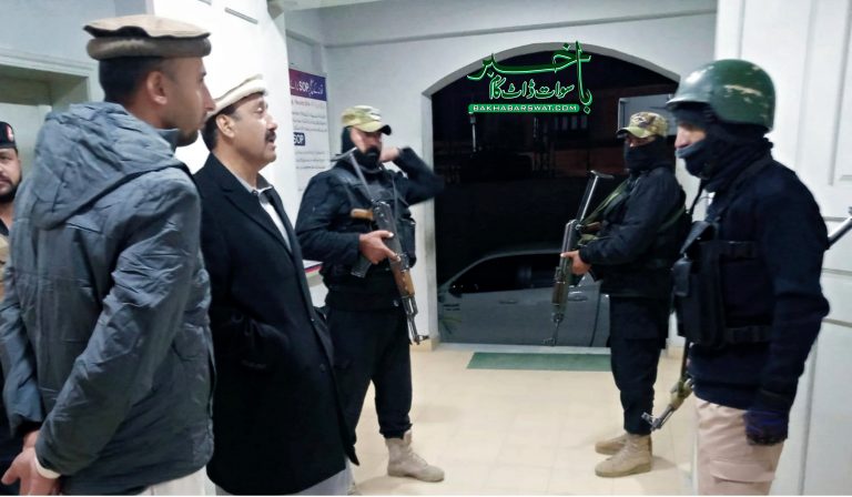 ریجنل پولیس آفیسرسجاد خان نے گذشتہ رات سوات کے مختلف تھانوں کا اچانک دورہ کیا