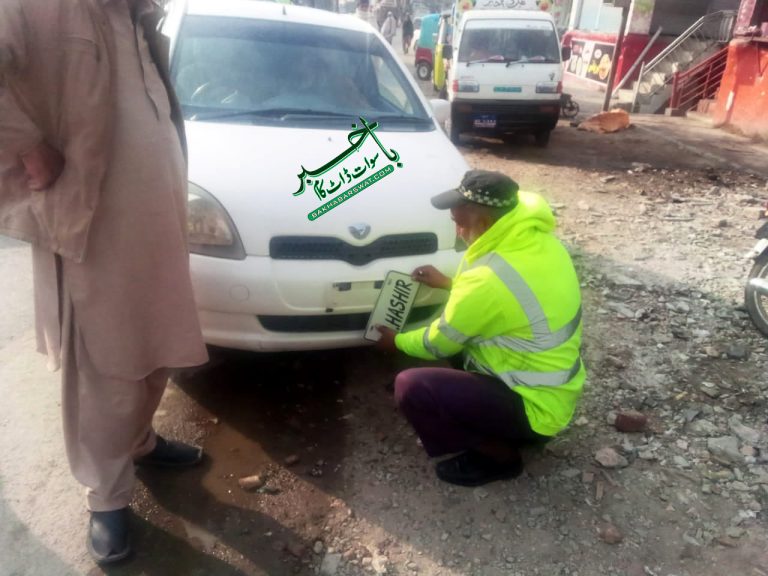 سوات، پولیس کا گاڑیوں سے غیر نمونہ نمبر پلیٹ کے خلاف کریک ڈاؤن کا آغاز