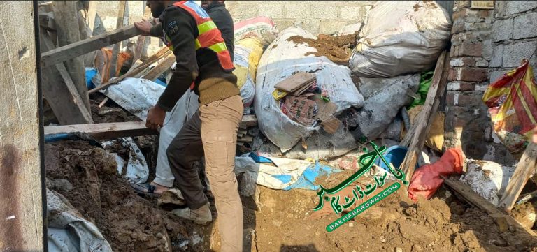 مینگورہ قمبر، دکان کی چھت گرنے سے دکان دار زخمی