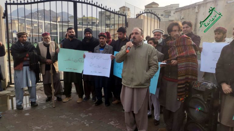 نقیب اللہ قتل کیس،ملزمان کے بری ہونے کے خلاف پی ٹی ایم کا مظاہرہ