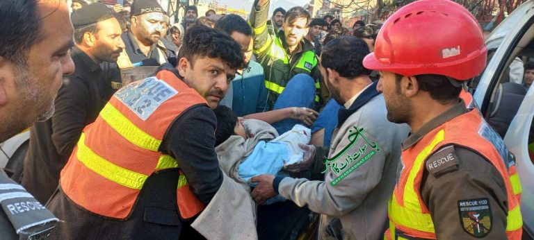 بریکوٹ، ٹرک اور فلائنگ کوچ میں تصادم،تین سیاح زخمی