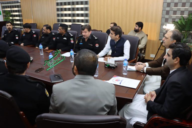 خیبرپختونخوا کے نگران وزیرِ محنت اور ایکسائز اینڈ نارکوٹکس کنٹرول کا محکمہ محنت کے دفاتر کا دورہ