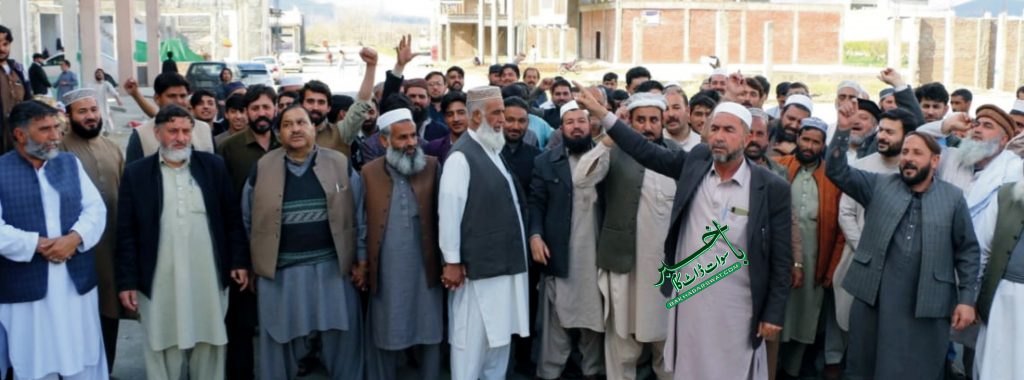 سوات، اڑھتیوں کا شہر کے اندر قائم غیر قانونی سبزی منڈی کے خلاف مظاہرہ