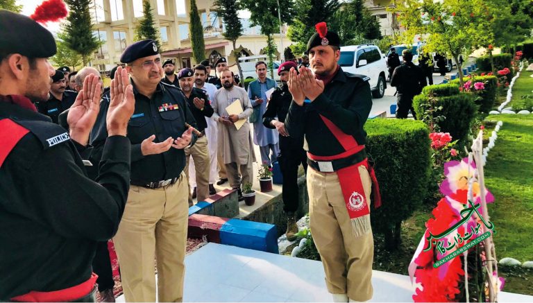 سوات، آئی جی پی خیبر پختونخوا کی سی ٹی ڈی کے شہید سب انسپکٹر کی رہائش گاہ پر حاضری