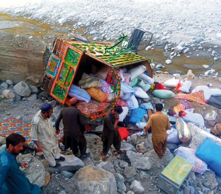 خستہ حال کالام روڈ پر ٹرک حادثے کا شکار، 20 افراد زخمی