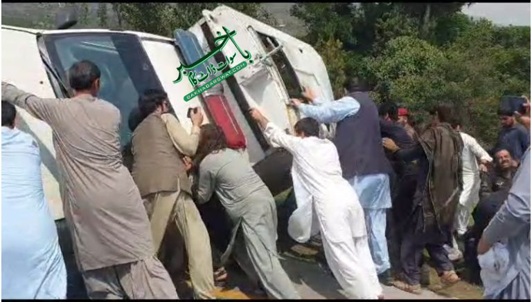 خوازہ خیلہ، پولیس کی گاڑی امیر مقام کی گاڑی سے ٹکراگئی، چار زخمی