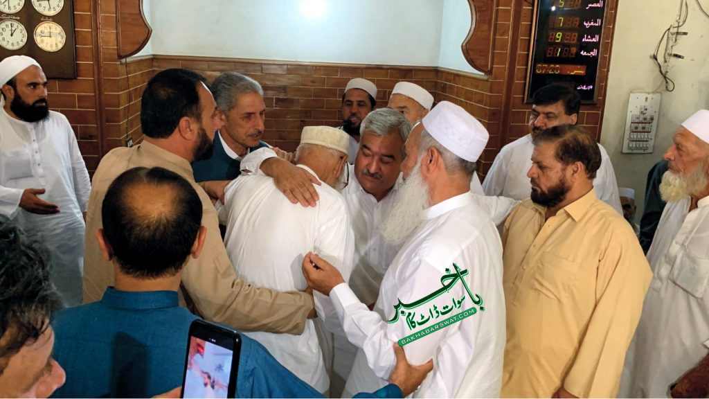 دیرینہ دشمنی دوستی میں تبدیل۔ایوب خان اور دوا خان ماما آپس میں بغل گیر ہوگئے