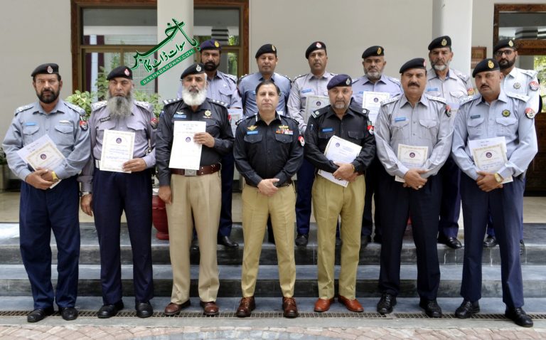 عید پر بہترین کارکردگی دکھانے والے ٹریفک وارڈنوں میں انعامات تقسیم