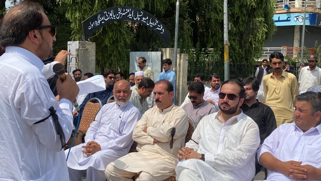 سٹی کونسل مینگورہ کا اختیارات نہ ملنے کے خلاف انوکھا احتجاج