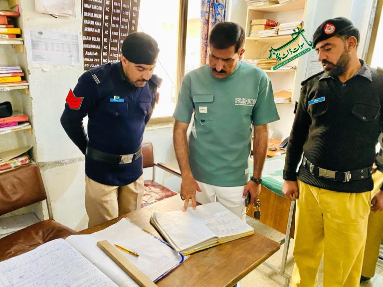 ڈی پی اُو سوات شفیع اللہ گنڈاپور کا مختلف تھانوں اور چوکیوں کا سرپرائز وِزٹ