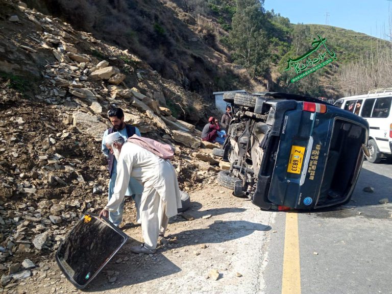 سوات، مسافر فلائنگ کوچ حادثے کا شکار، 7 مسافر زخمی