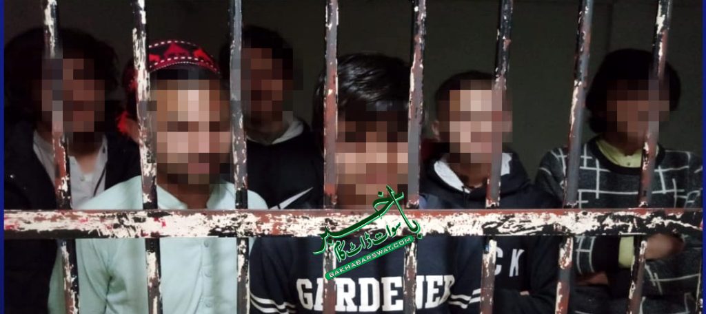 کبل، ون ویلنگ کرنے والے اوباش جوانوں کے خلاف پولیس کی کارروائی